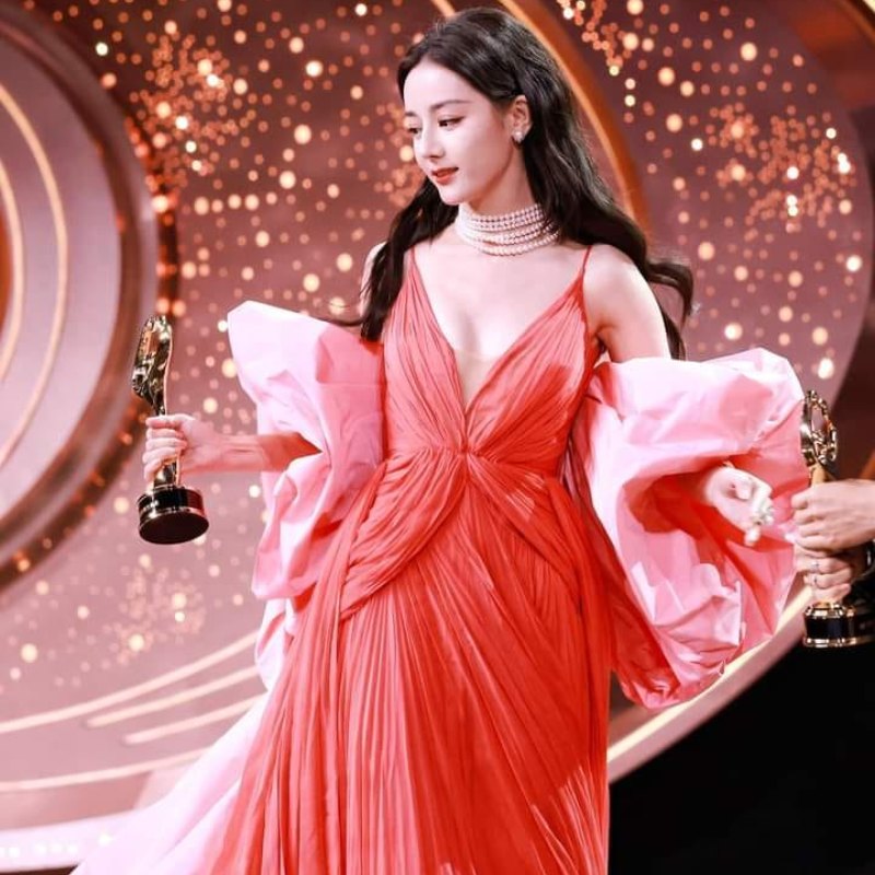 99+ Ảnh Địch Lệ Nhiệt Ba với nhan sắc "không góc chết" 11 Hình Địch Lệ Nhiệt Ba cầm cúp siêu đẹp