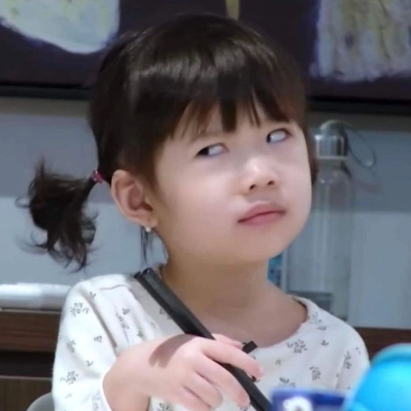 99+ Meme liếc mắt, liếc xéo, lườm cực hài hước, phán xét cực gắt 2 Meme liếc mắt cô bé đáng yêu