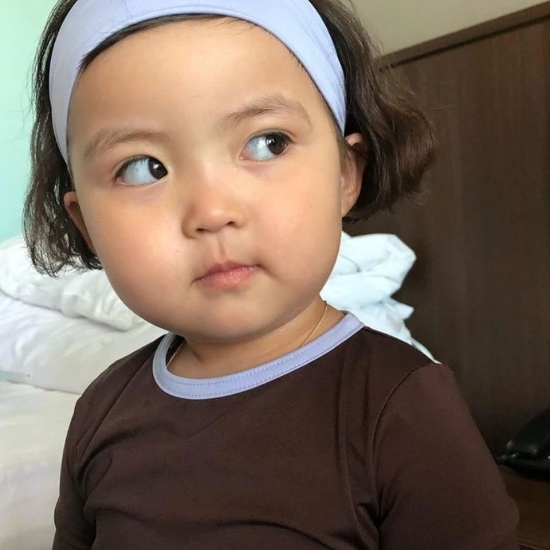 99+ Meme liếc mắt, liếc xéo, lườm cực hài hước, phán xét cực gắt 17 Meme cô bé đanh đá liếc xéo