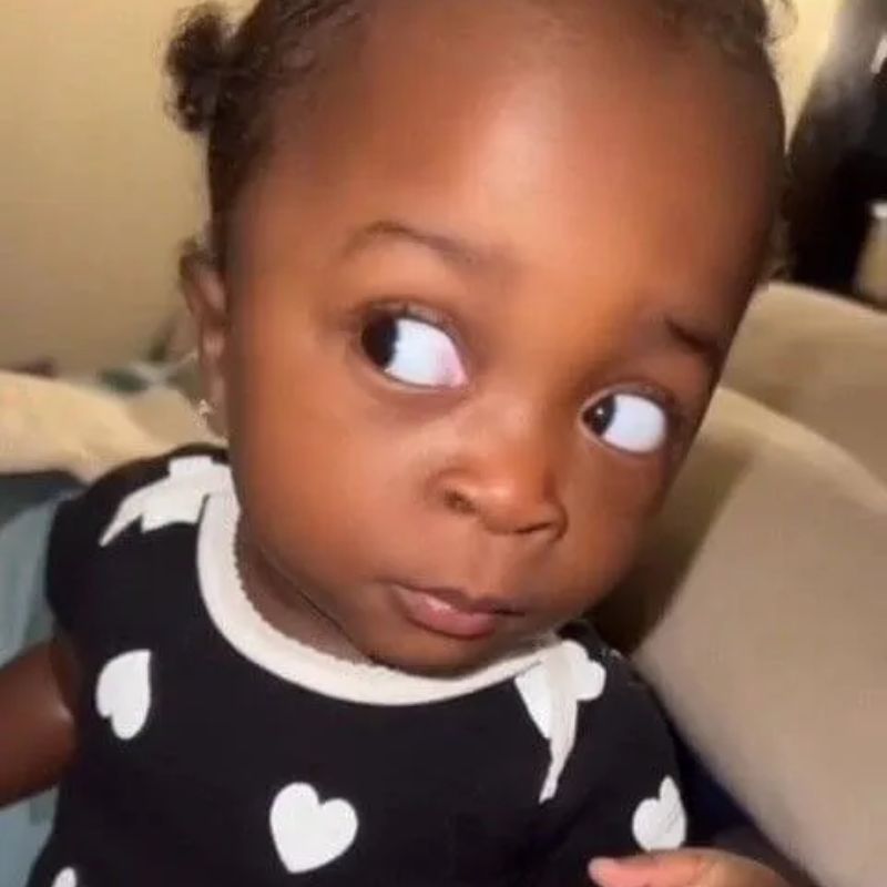 99+ Meme liếc mắt, liếc xéo, lườm cực hài hước, phán xét cực gắt 18 Meme cô bé liếc xéo