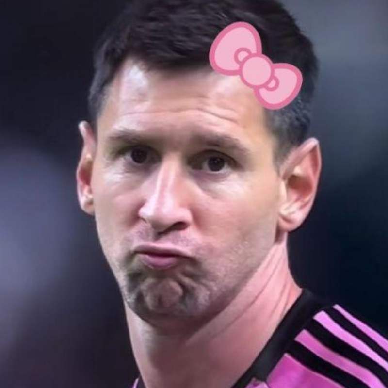 169+ Messi meme hài hước mới nhất, từ sân cỏ đến đời thường 16 Messi cài nơ lên tóc
