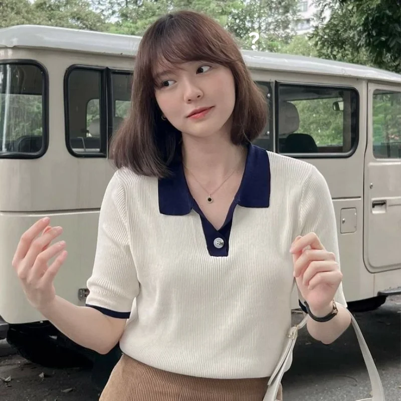 Ảnh Hải Tú tạo dáng ngơ ngác đáng yêu trước chiếc xe buýt cổ điển