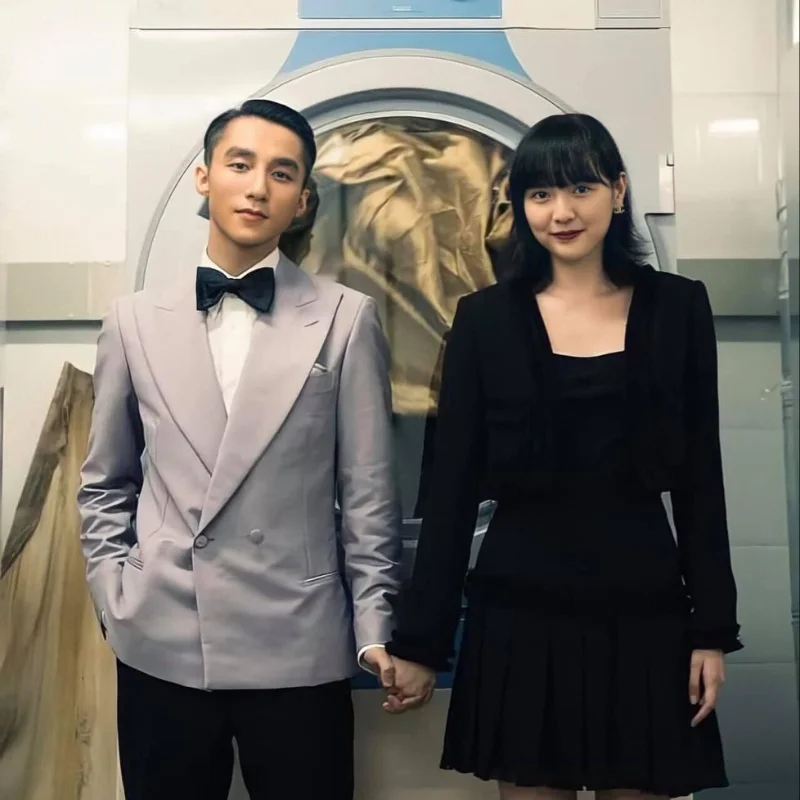 Bức ảnh Hải Tú và Sơn Tùng nắm tay nhau đứng trước chiếc máy giặt