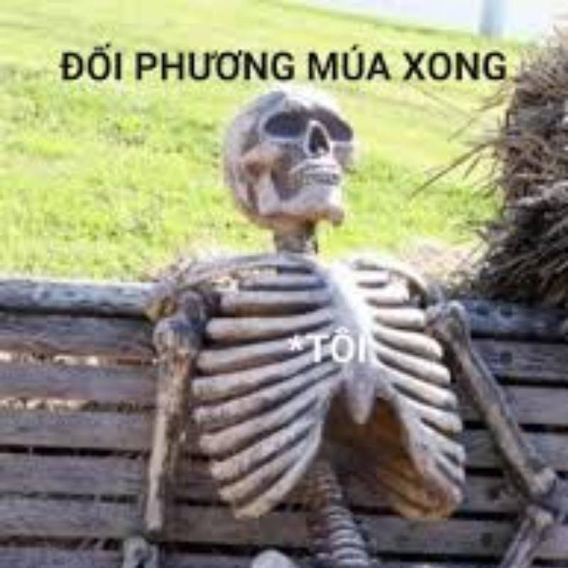 Ảnh chế meme hai bộ xương thể hiện sự bất lực chắp tay lạy và ngồi chờ đợi đối phương múa xong