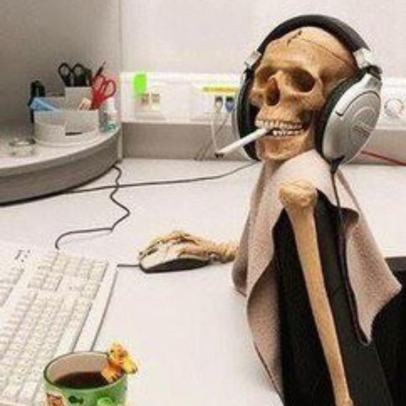 ảnh bộ xương đeo tai nghe ngồi làm việc văn phòng