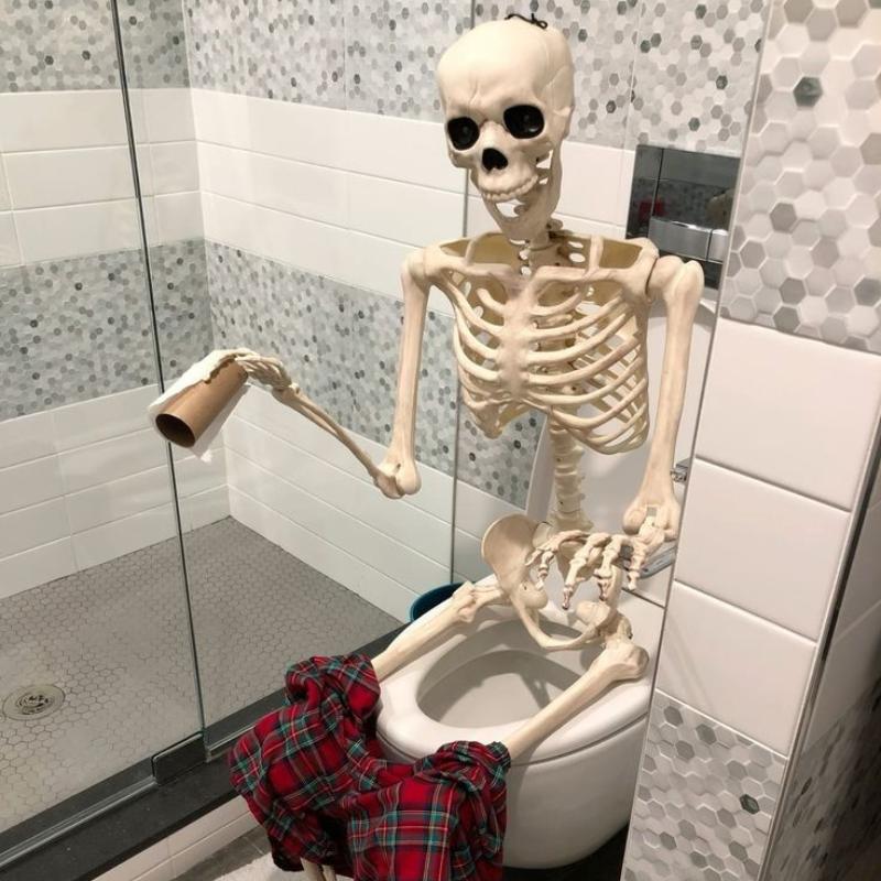 bộ xương người ngồi trong toilet