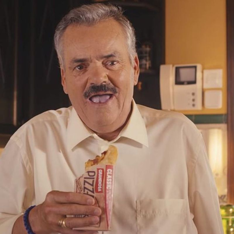El Risitas tên thật là Juan Joya Borja, biệt danh của ông có nghĩa là những tiếng cười khúc khích
