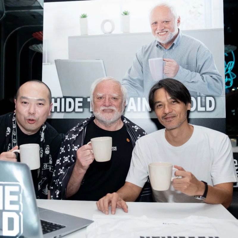 Biểu cảm cố che giấu sự đau khổ phía sau nụ cười xã giao khiến meme Hide the Pain Harold trở nên viral