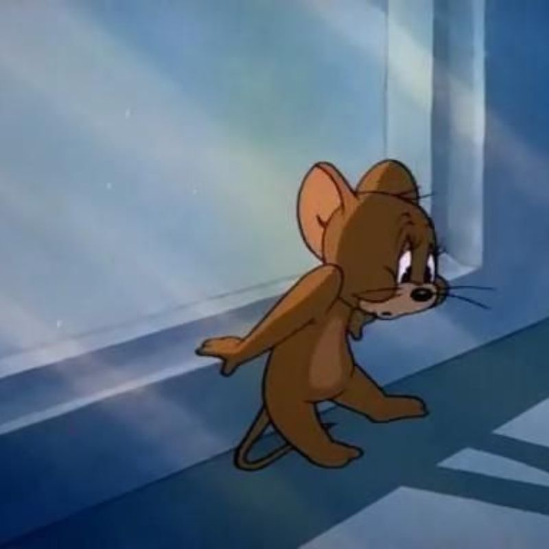 Meme chuột Jerry bước đi lờ đờ, mắt lim dim ngái ngủ