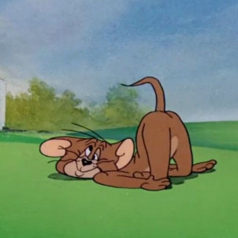 Meme chuột Jerry nằm sấp uể oải trên bãi cỏ với biểu cảm lười biếng, ngái ngủ.