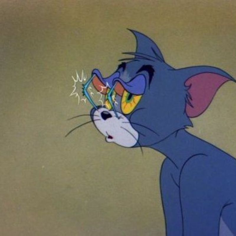 Meme mèo Tom buồn ngủ dùng tăm chống mí mắt để ngăn cơn buồn ngủ sập xuống.