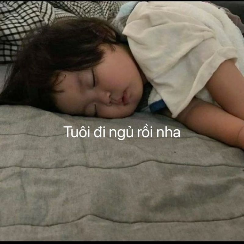 Meme em bé ngủ ngon trên giường kèm dòng chữ tuôi đi ngủ rồi nha dễ thương.