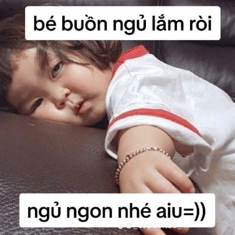 Meme bé gái mắt lờ đờ buồn ngủ kèm chữ bé buồn ngủ lắm ròi ngủ ngon nhé aiu.