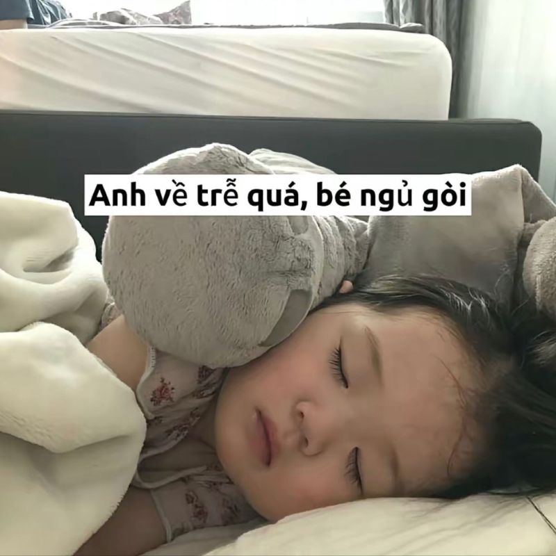 em bé ôm gấu bông ngủ say kèm chữ anh về trễ quá bé ngủ gòi giận dỗi.