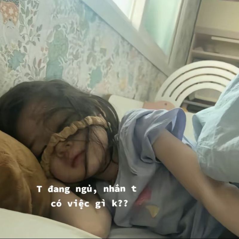 em bé tóc tai bù xù đang ngủ kèm dòng chữ nhắn t có việc gì không hài hước.