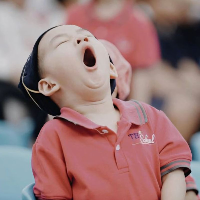 Ảnh meme em bé buồn ngủ hài hước