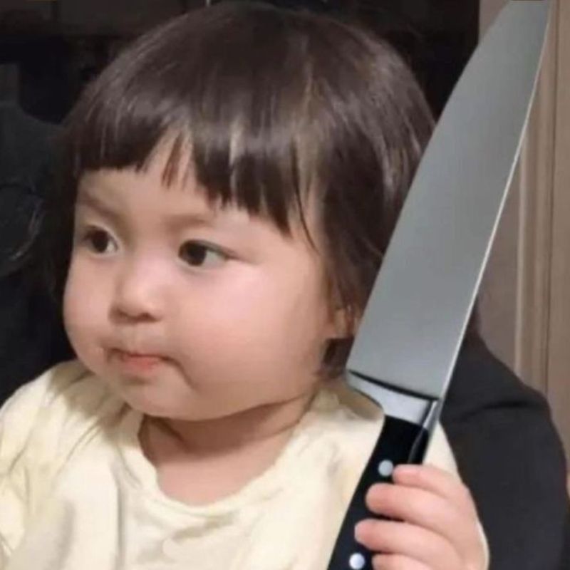 ảnh meme em bé cầm dao