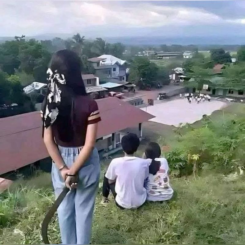 cô bé cầm dao giấu sau lưng