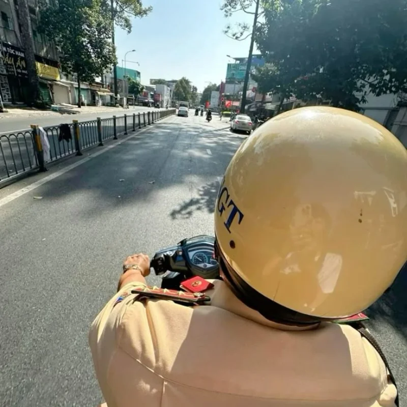 meme công an giao thông chở về nhà