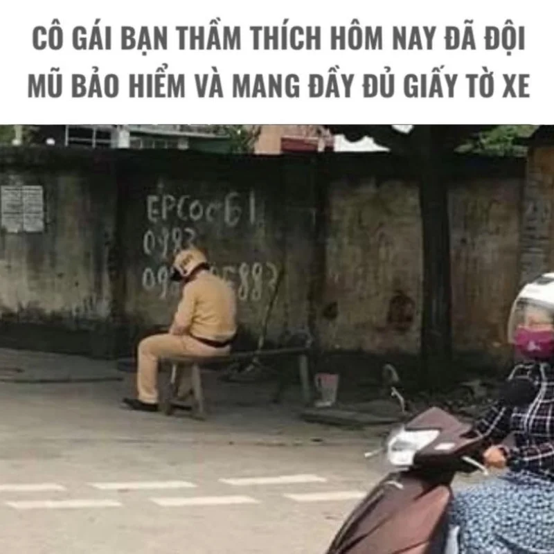 Ảnh chế meme cảnh sát giao thông ngồi buồn bã vì người đi đường tuân thủ luật và mang đầy đủ giấy tờ xe