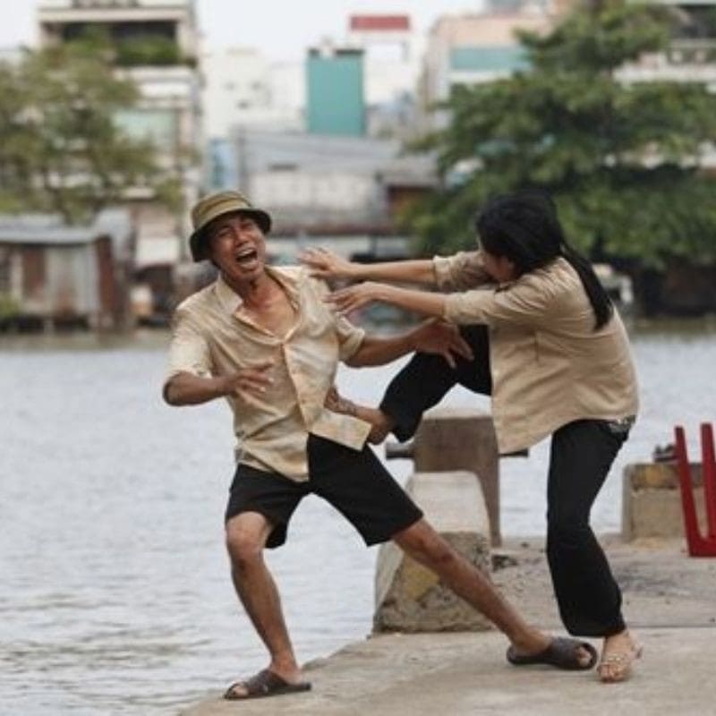 Ảnh người phụ nữ đấm đá người đàn ông hài hước