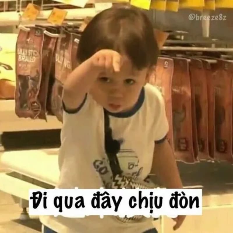 Ảnh em bé chỉ tay kèm dòng chữ đi qua đây chịu đòn hài hước