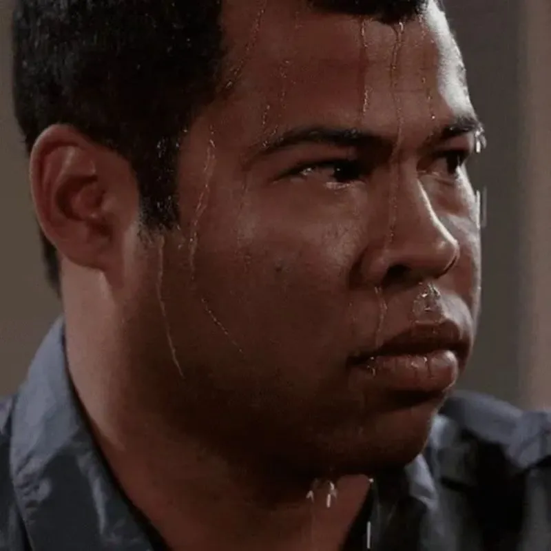 Meme da đen đổ mồ hôi kinh điển của Jordan Peele với biểu cảm vô cùng căng thẳng