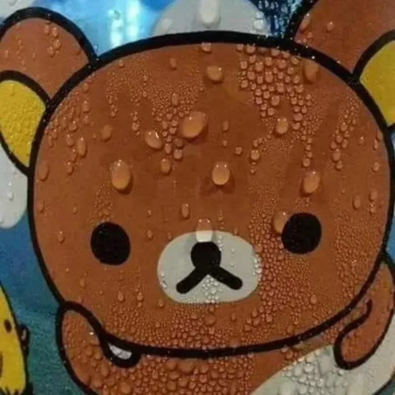Meme chú gấu nâu Rilakkuma với biểu cảm ngơ ngác, trên mặt và đầu bám đầy những giọt nước lớn như đang vã mồ hôi hột