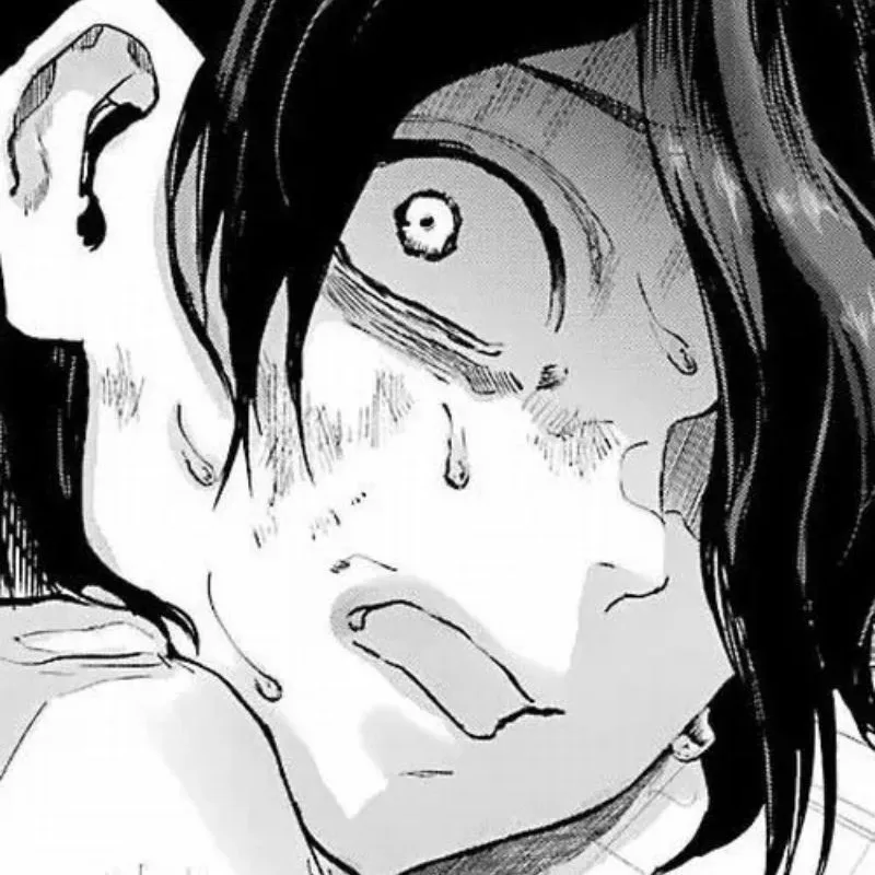 Tranh vẽ manga đen trắng cận cảnh một nhân vật đang mở trừng mắt sốc nặng, mồ hôi chảy ròng ròng trên má thể hiện sự hoảng hốt và sợ hãi tột độ