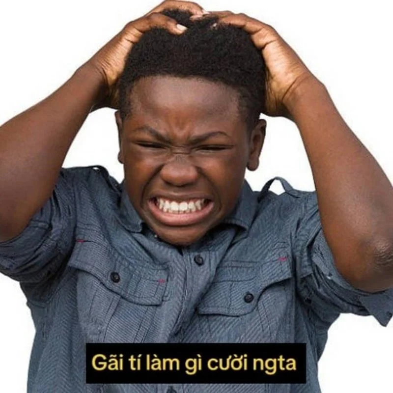 Meme gãi đầu cậu bé da đen rối não