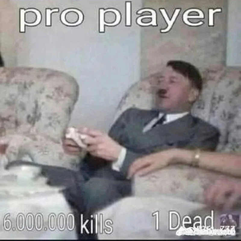 Ảnh chế Hitler ngồi chơi game