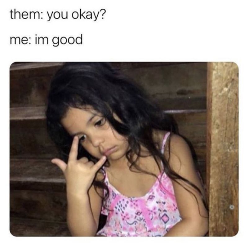 Meme bé gái mắt thâm tỏ ra ổn nhưng bên trong kiệt quệ vì thức khuya.