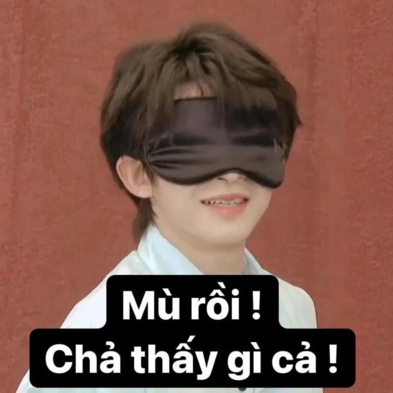 Nam thanh niên cười mỉm đeo miếng che mắt màu đen kín mít