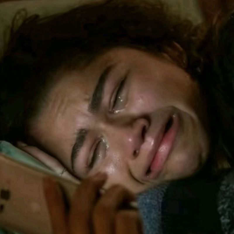 Zendaya nhăn mặt khóc