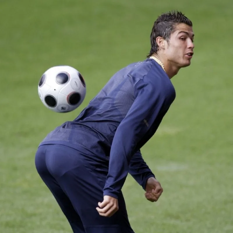 ronaldo ưỡn mông đỡ bóng