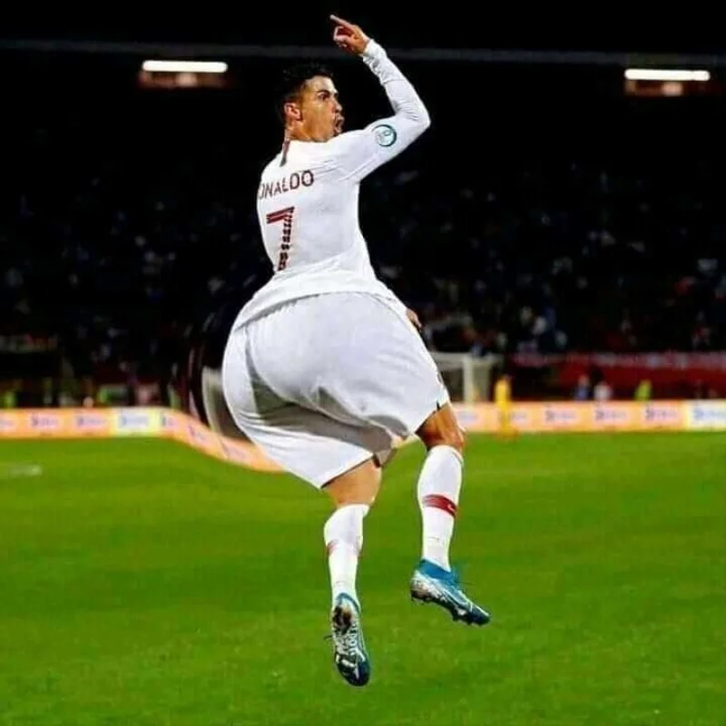 Ronaldo nhảy lên ăn mừng với bộ mông chế cực to