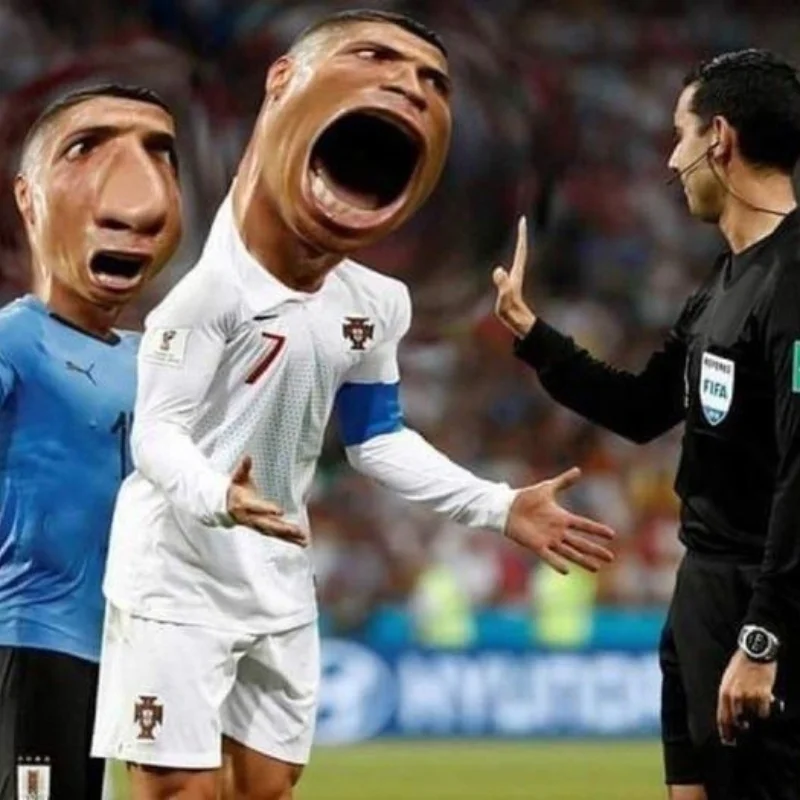 ảnh chế ronaldo cãi trọng tài cực hài