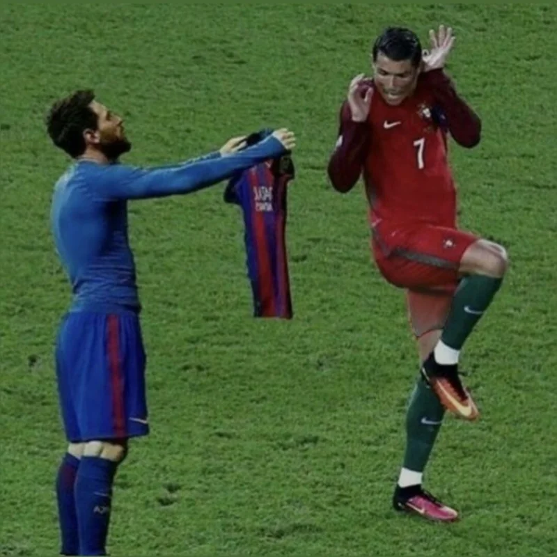 ảnh chế ronaldo sợ hãi khi thấy messi ăn mừng treo áo