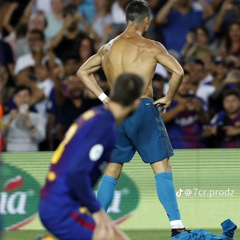 ảnh chế messi nhìn ronaldo cởi áo ăn mừng