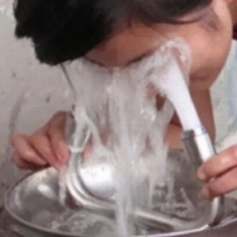 Phải dùng bao nhiêu nước mới rửa sạch mắt đây