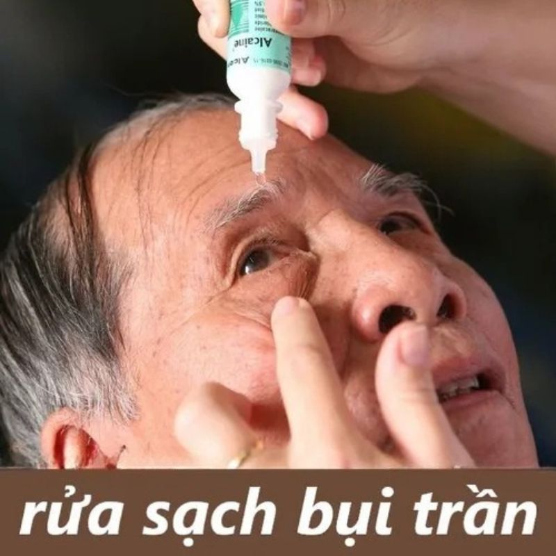 Ảnh chế dùng nước nhỏ mắt để rửa sạch bụi trần