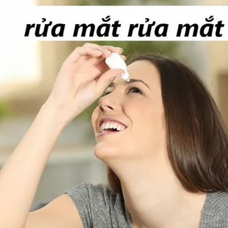 Ảnh chế người nhỏ mắt biểu lộ châm biếm