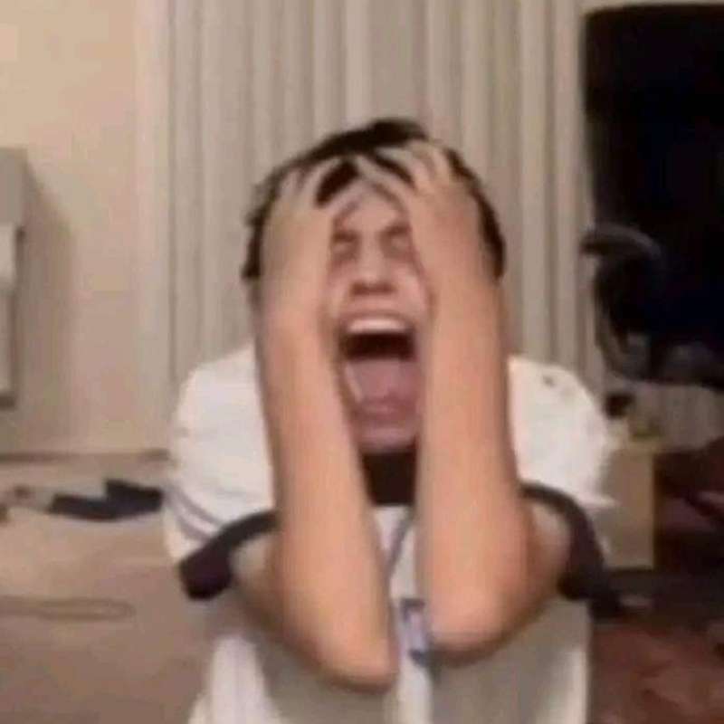 meme chàng trai ôm đầu với biểu cảm thất vọng