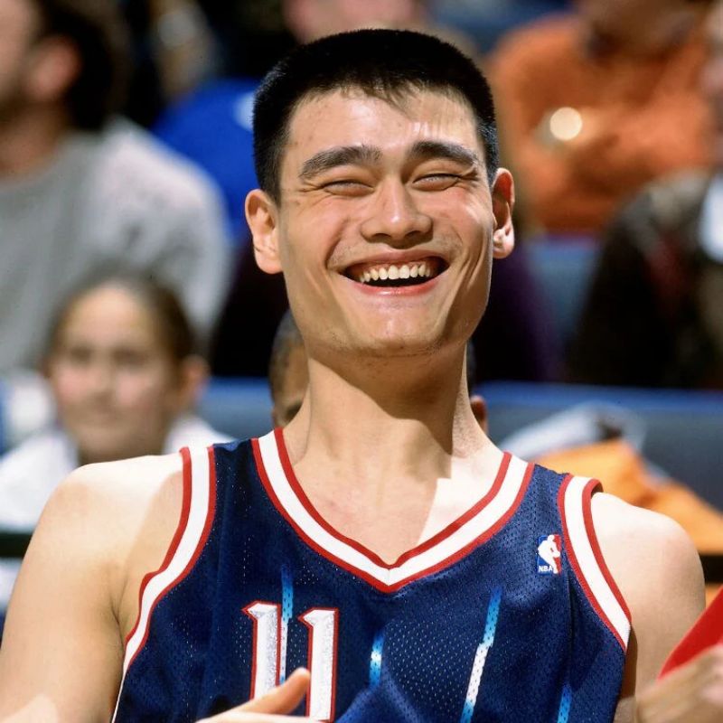 Hình ảnh Yao Ming - huyền thoại bóng rổ nổi tiếng người Trung Quốc chiều cao 2,29m
