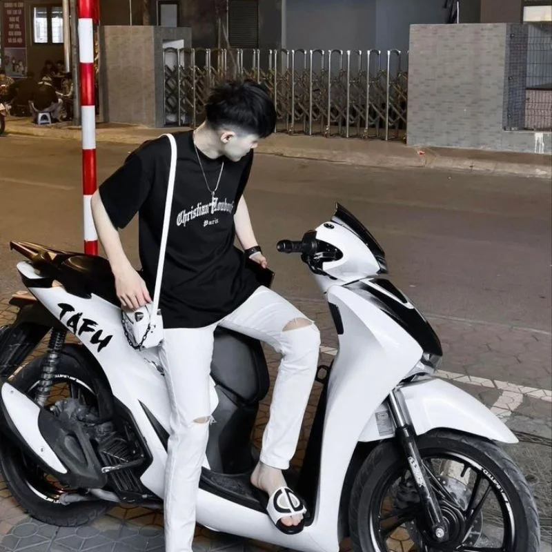ảnh boy phố An Thuyên che mặt ngồi trên SH