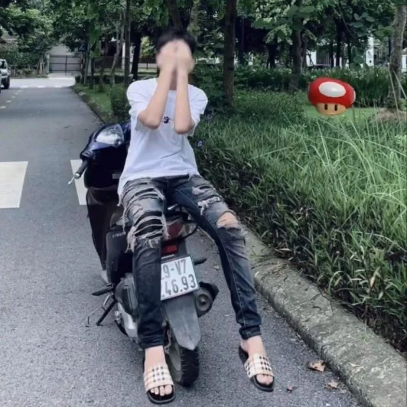 Ảnh boy phố tạo dáng che mặt cực ngầu trên xe máy