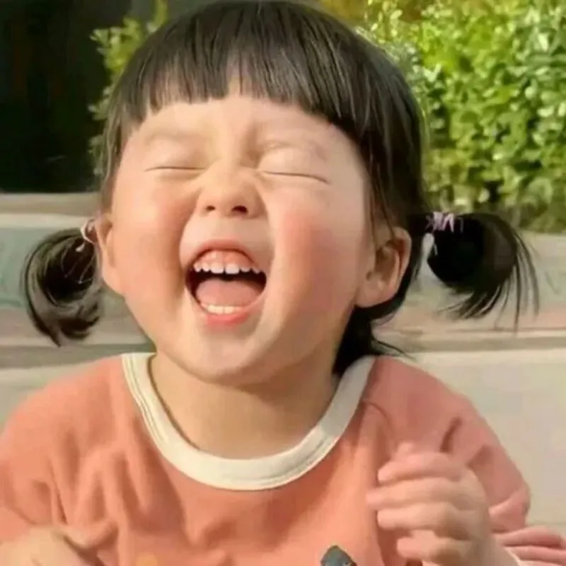 Ảnh em bé gái buộc tóc hai bên đang nhắm mắt cười thả ga cực kỳ đáng yêu và vui vẻ