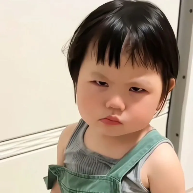 Ảnh meme em bé gái cắt mái ngố đang lườm nguýt với biểu cảm cực gắt và hài hước