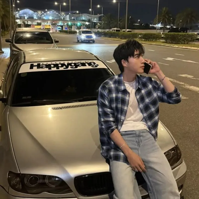 ảnh Hiếu Thứ Hai ngồi trên xe BWM