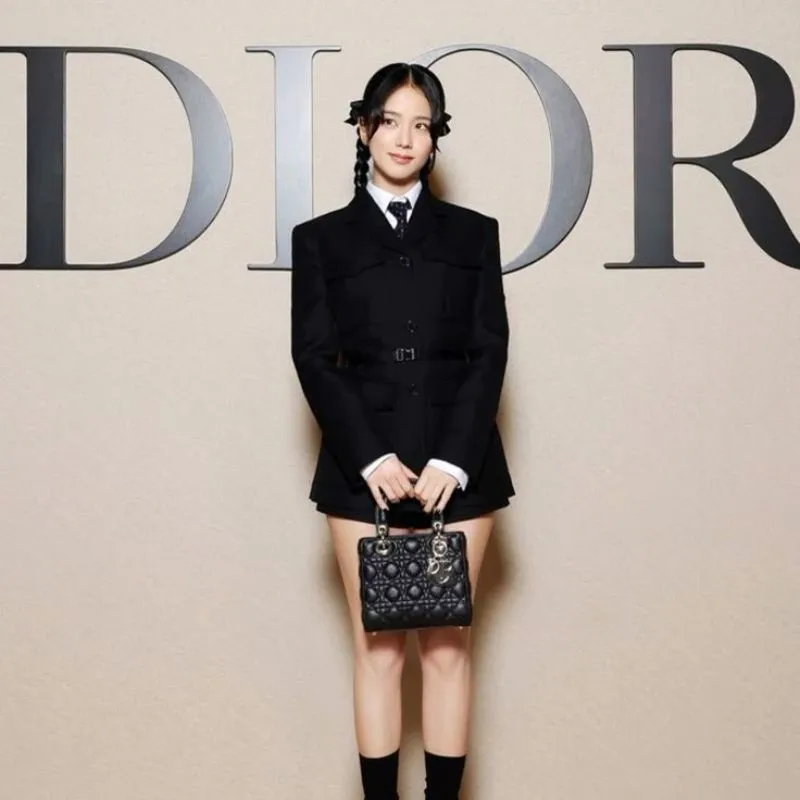 Ảnh Jisoo tại sự kiện Dior với outfit đen sang chảnh và túi xách thanh lịch.